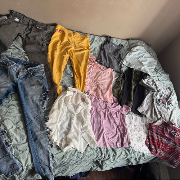 Clothes bundle - Picture 2 of 8